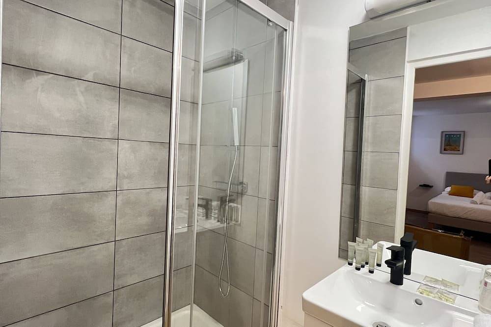 Entire apartment, La Place, studio en centre ville de Calais in Calais, Calais region