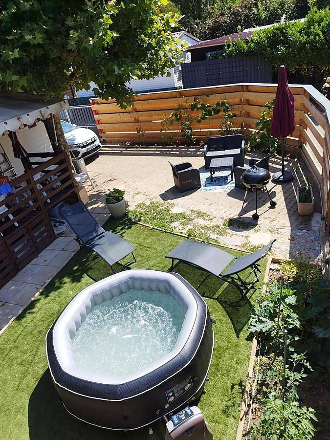 Camping pour 4 personnes, avec terrasse ainsi que jardin et vue, animaux acceptés