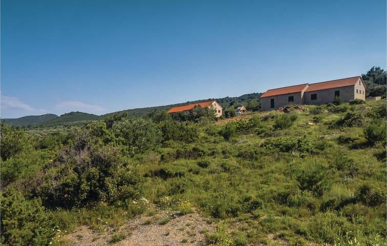 Gemütliche Wohnung mit Terrasse, WLAN und Parkplatz, 1,5 km vom Strand entfernt in Povlja, Brac