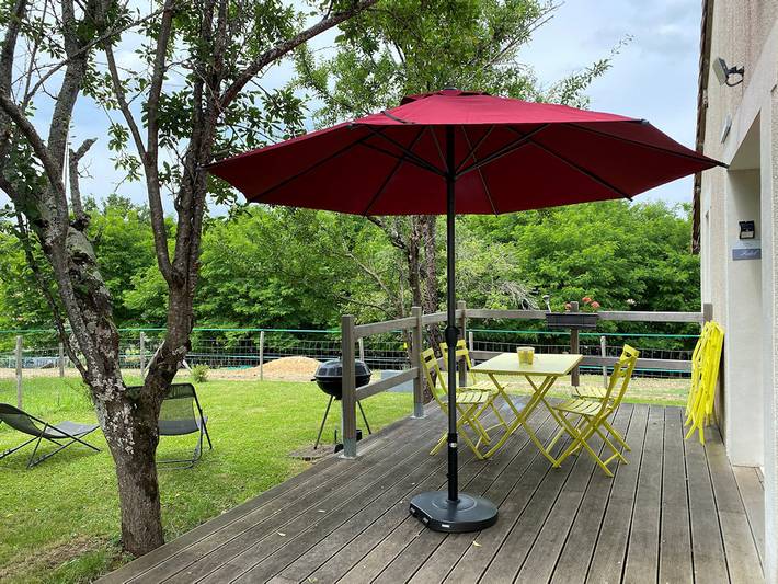 Gîte pour 4 personnes, avec jardin ainsi que terrasse et piscine