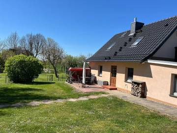 Ferienwohnung für 5 Personen, mit Garten und Terrasse, kinderfreundlich in Blowatz