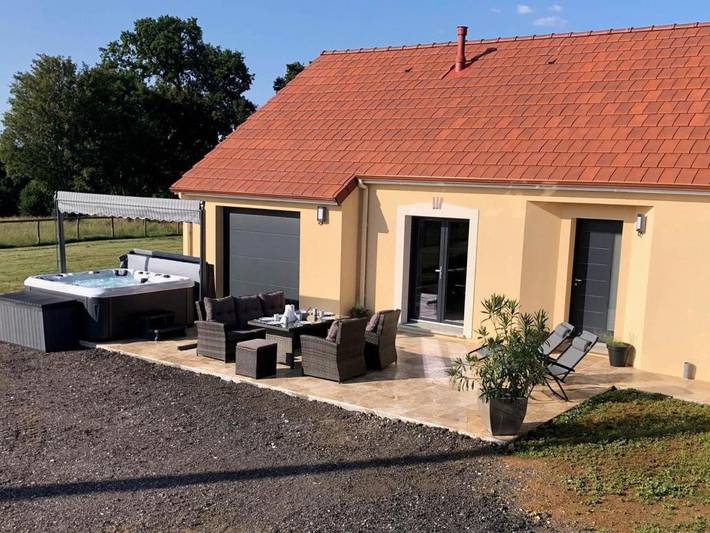 Location de vacances pour 7 personnes, avec terrasse et jacuzzi dans Le Ménil-Vicomte