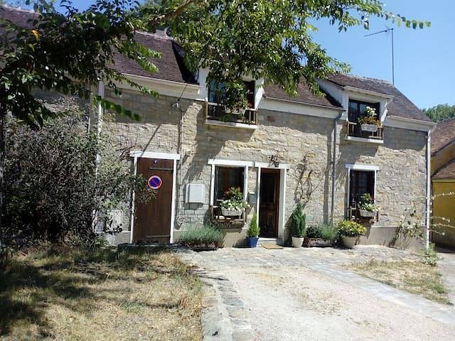 Gîte pour 6 personnes, avec terrasse dans Recloses