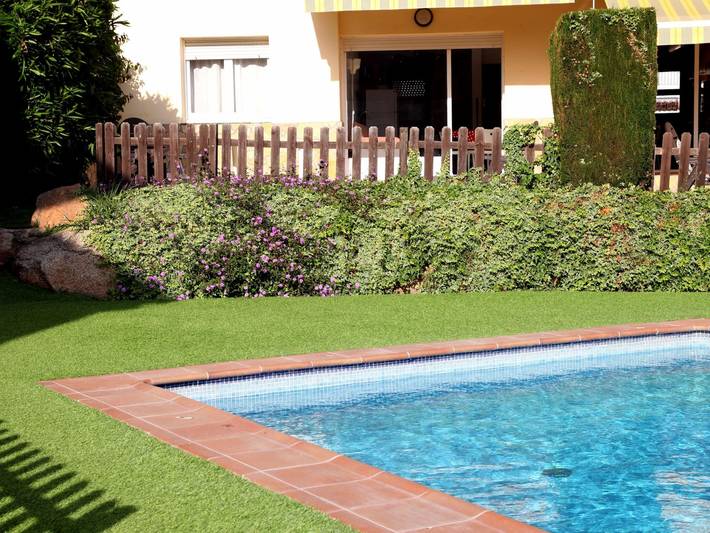 Appartement de vacances pour 4 personnes, avec bassin pour enfant et jardin ainsi que piscine et terrasse