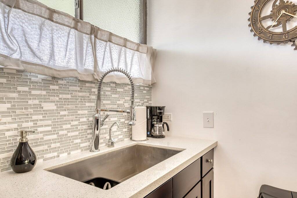 Ganze Wohnung, Sleek Waterfront Condo w/ a Shared Pool, Fast Wifi, & a Full Kitchen in Keaukaha, Hilo