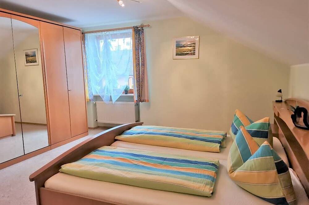 Ganze Wohnung, Ruhige Ferienwohnung (120 qm) mit sonnigem Balkon in Thanstein, Naturpark Oberpfälzer Wald