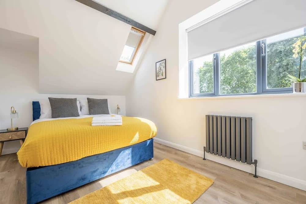 The Old School Sleeps 14 in Lymington, Hampshire