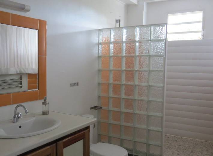 Gîte pour 2 personnes, avec terrasse ainsi que jardin et piscine à Saint-François - 4