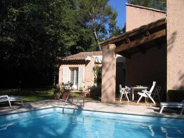 Gîte pour 8 personnes, avec vue ainsi que jardin et piscine à Peynier