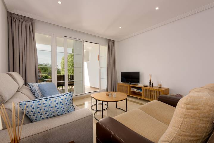 Entire apartment, Apartment 'Los Eucaliptos B_9_1' with Shared Pool, Wi-Fi and Air Conditioning in Capanes del Golf, Benahavís