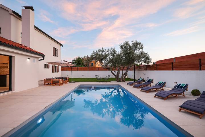 Villa Elaia with heated pool in Sukosan, Zadar