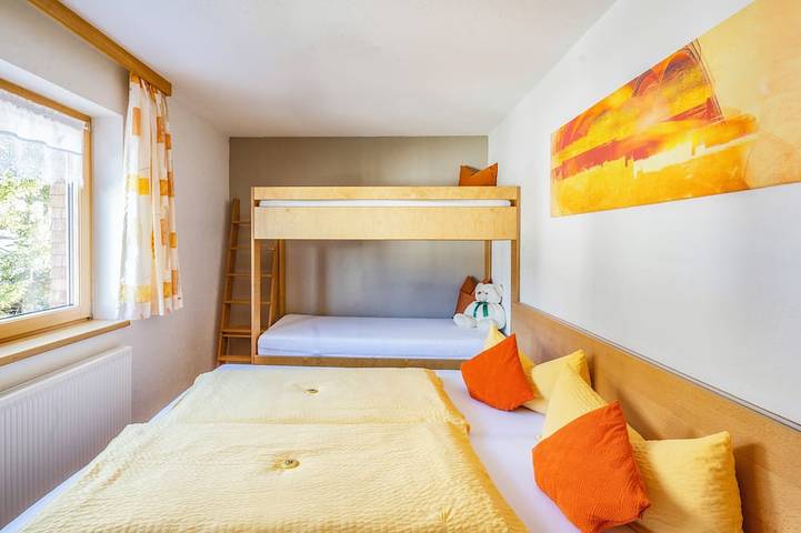 Ganze Wohnung, Einzigartiges Bergpanorama, gratis WLAN, Balkon, Garten, Liegewiese, Spielplatz in Bregenzerwald (Vorarlberg), Schröcken