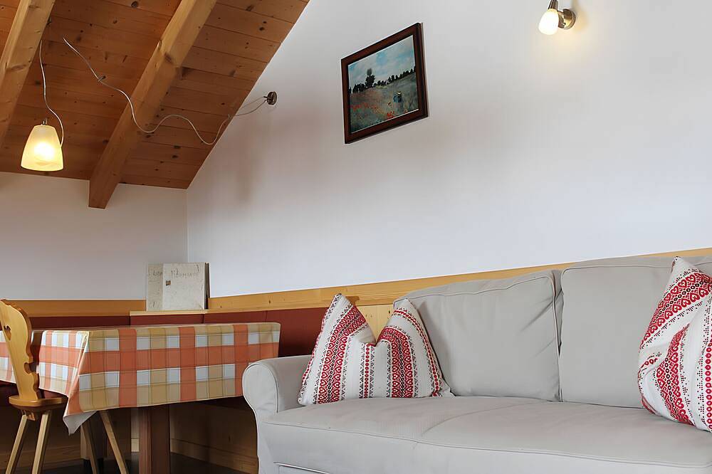 Entire apartment, Apartment 'Pütia' with Mountain View, Shared Terrace and Wi-Fi in La Val, Dolomiti Superski