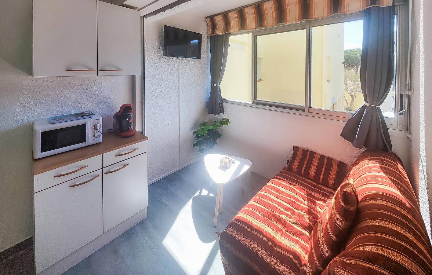Ganze Ferienwohnung, Moderne Wohnung mit Parkplatz, TV und 2 km zum Stadtzentrum in Narbonne Plage, Narbonne