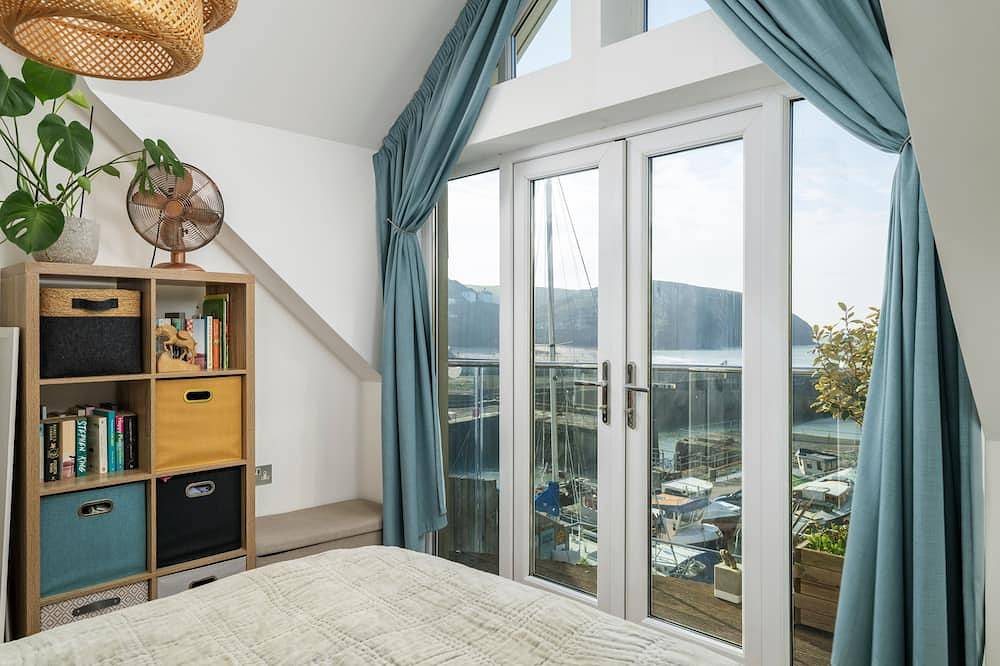 8 Harbour Terrace offers uninterrupted harbour views from the harbour wall in Portreath, South West England