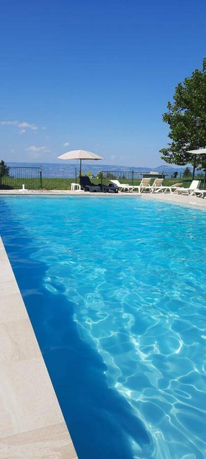 Gîte pour 4 personnes, avec vue sur le lac et piscine ainsi que vue et terrasse à Lugrin - 3