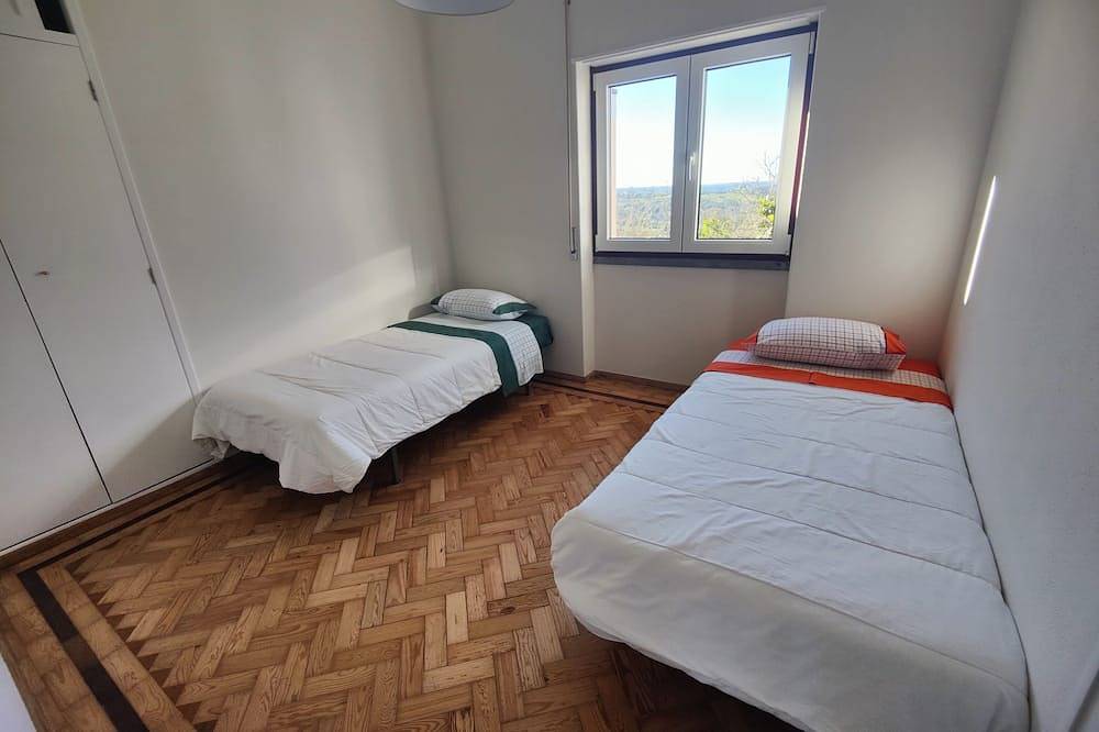 A sunny house with a large terrace and sea views! in Benedita, Leiria District