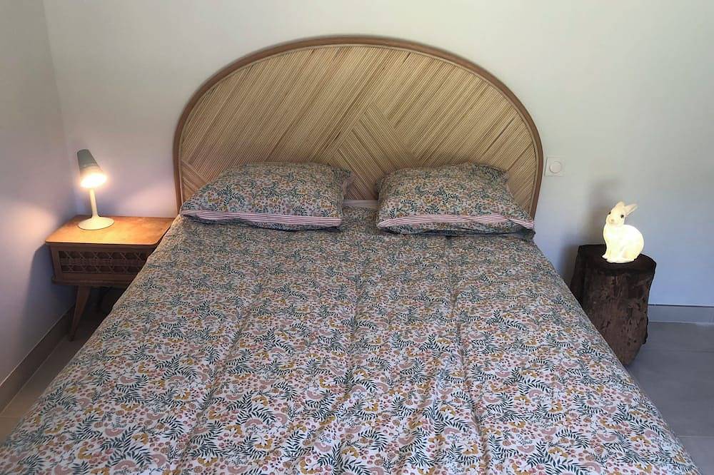 Entire apartment, Peaceful haven in the heart of the Sainte Beaume massif, swimming pool. Beach, Marseille 20 km. in Cuges-les-Pins, Marseille region