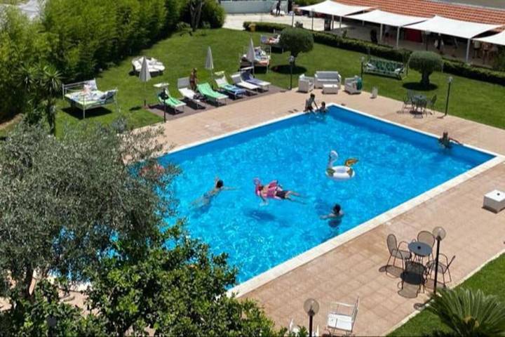 Casa vacanza per 20 persone, con piscina e idromassaggio nonché giardino, adatto a famiglie con bambini a Scafati