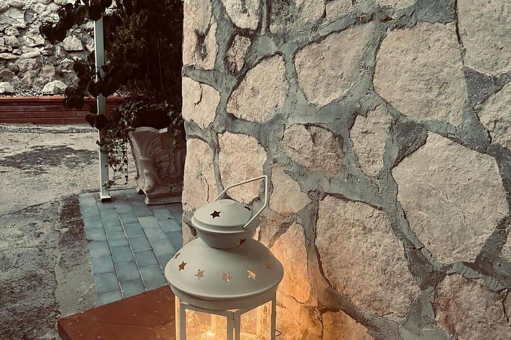 Entire apartment, Guest House 'La Colonnina' with Shared Garden, Wi-Fi and Air Conditioning in Minturno, Latina Province