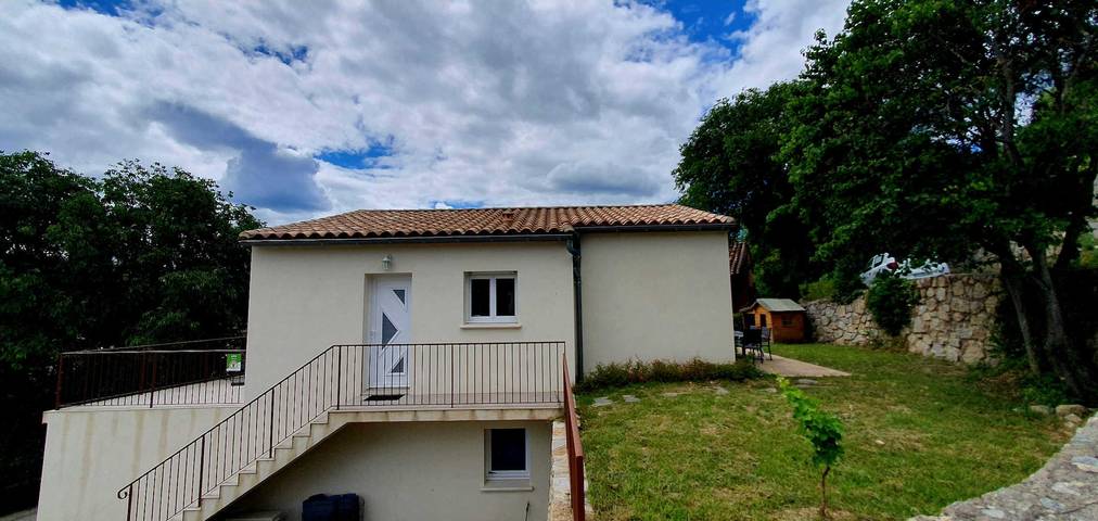 Gîte pour 6 personnes, avec terrasse et jardin à Agonès