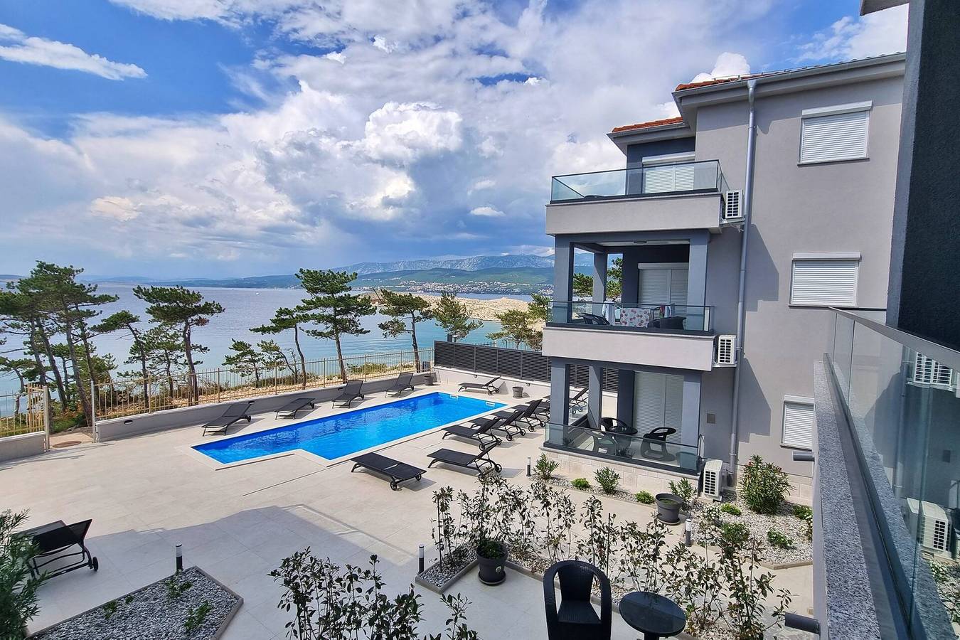Ganze Wohnung, Luxusapartment Punta Silo - 30 m vom Meer entfernt, Meerblick, Swimmingpool, Außendusche, Smart-Tv, Waschraum, privater Parkplatz in Silo (Krk), Krk