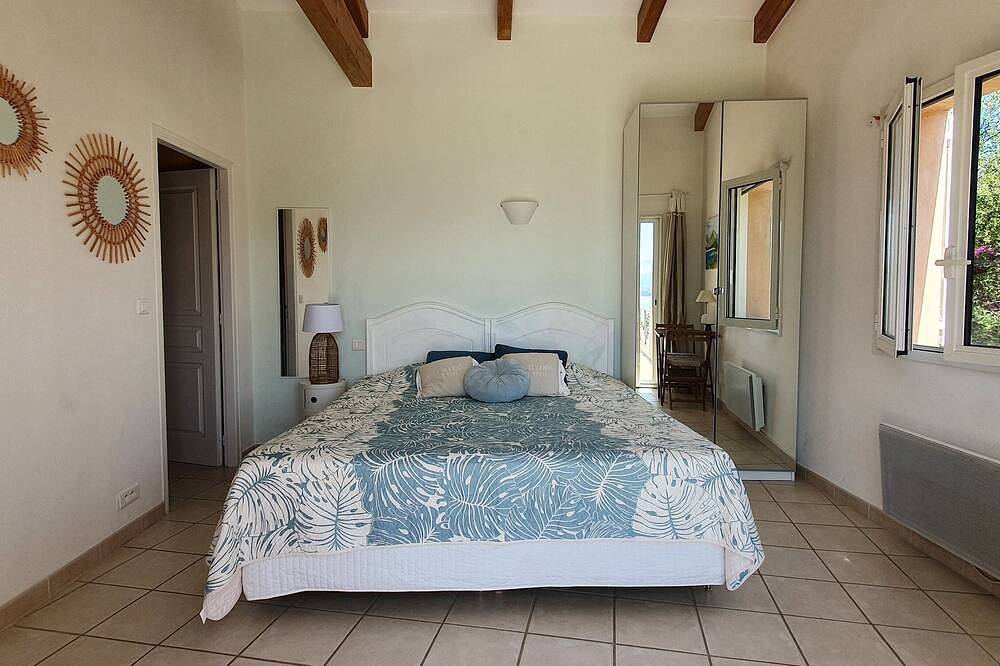 Appartement entier, Studio dans villa avec grande terrasse et merveilleuse vue mer. 400m de la mer in Sagone, Vico