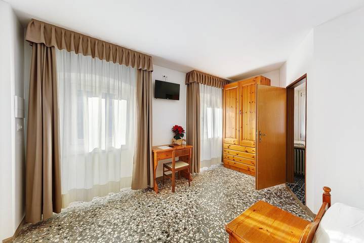 Albergo Trieste – Room '6' with Mountain View and Wi-Fi in Lorenzago di Cadore, Carnic Prealps