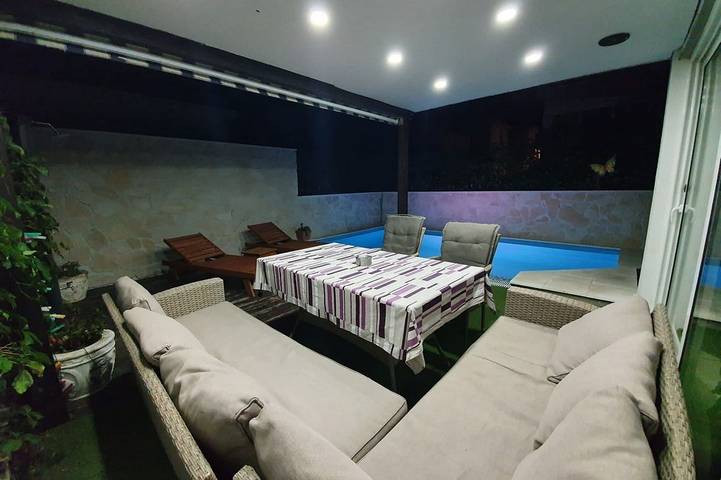 Vakantiehuis voor 10 personen, met balkon/terras en zwembad, met huisdier in Rogoznica