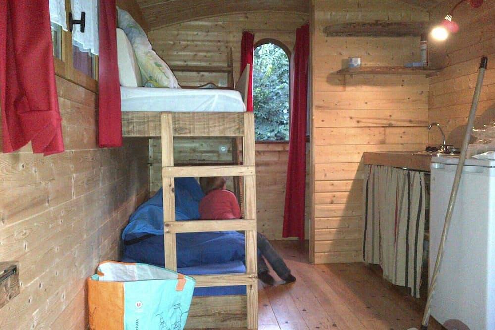 Terrain de camping 1200m avec roulotte, chalet, cuisine aménagée à 50m de la mer in La Brée-les-Bains, Côte de Beauté