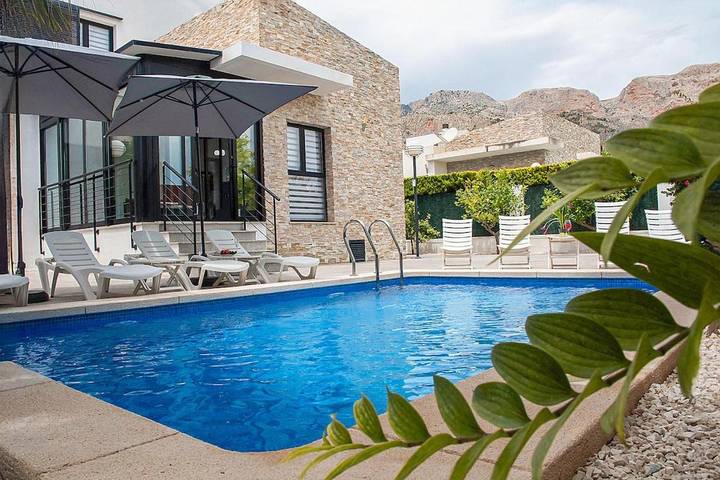 Casa rural para 6 personas, con terraza además de piscina y jardín en Polop de la Marina