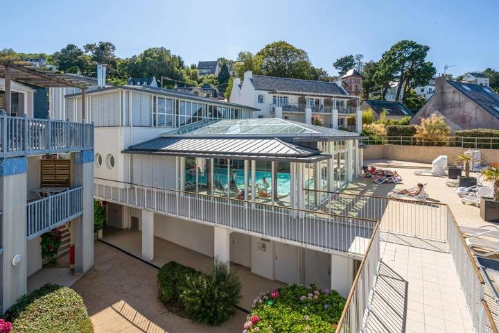 Location de vacances pour 4 personnes, avec piscine et vue ainsi que balcon et jardin dans Plage des Sables Blancs (Douarnenez) - 2