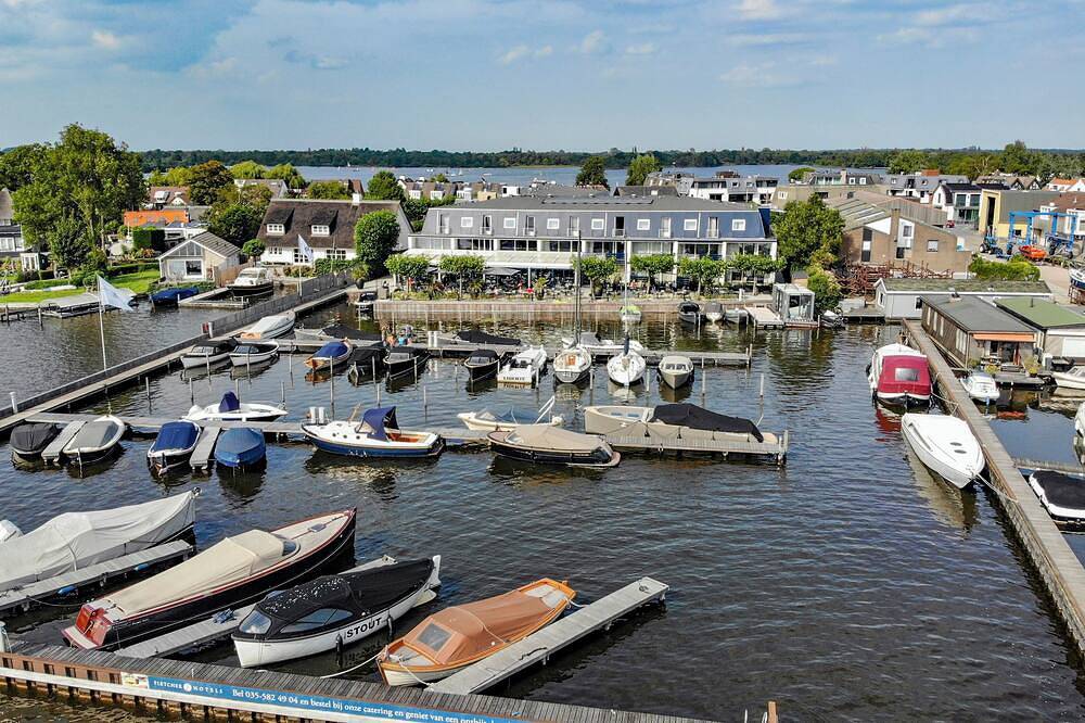 Waterfront Stay with Private Marina Access, Biking Trails and Lakeside Dining in Loosdrecht, Groene Hart
