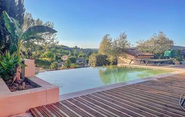 Gîte pour 8 personnes, avec piscine ainsi que jardin et terrasse, animaux acceptés à Vinezac