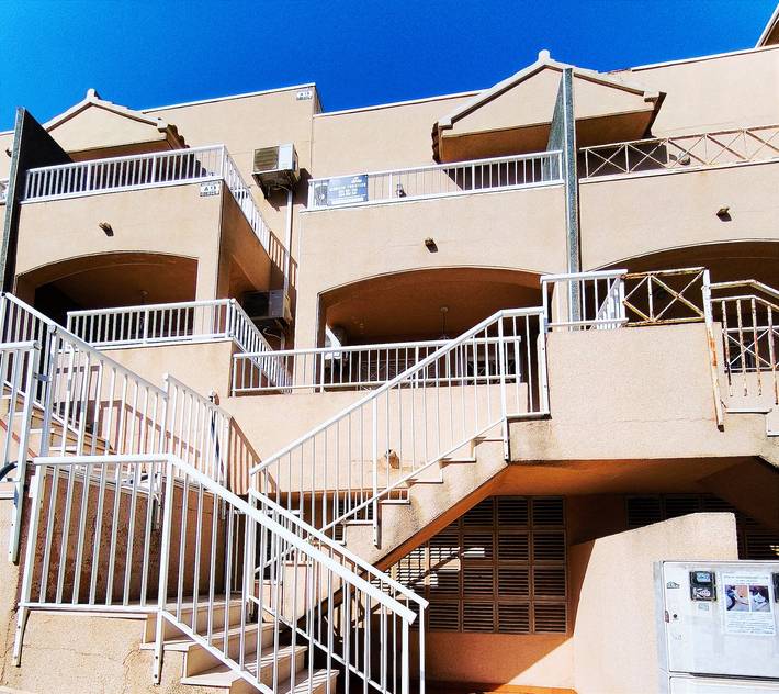 Bungalow para 4 personas, con vistas al mar además de vistas y terraza en Torrevieja