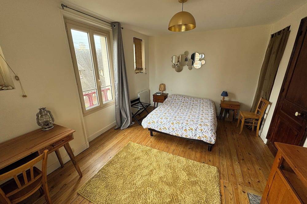 Entire apartment, Appartement de Villa Historique - 50m de la Plage in Lion-sur-Mer, Caen region