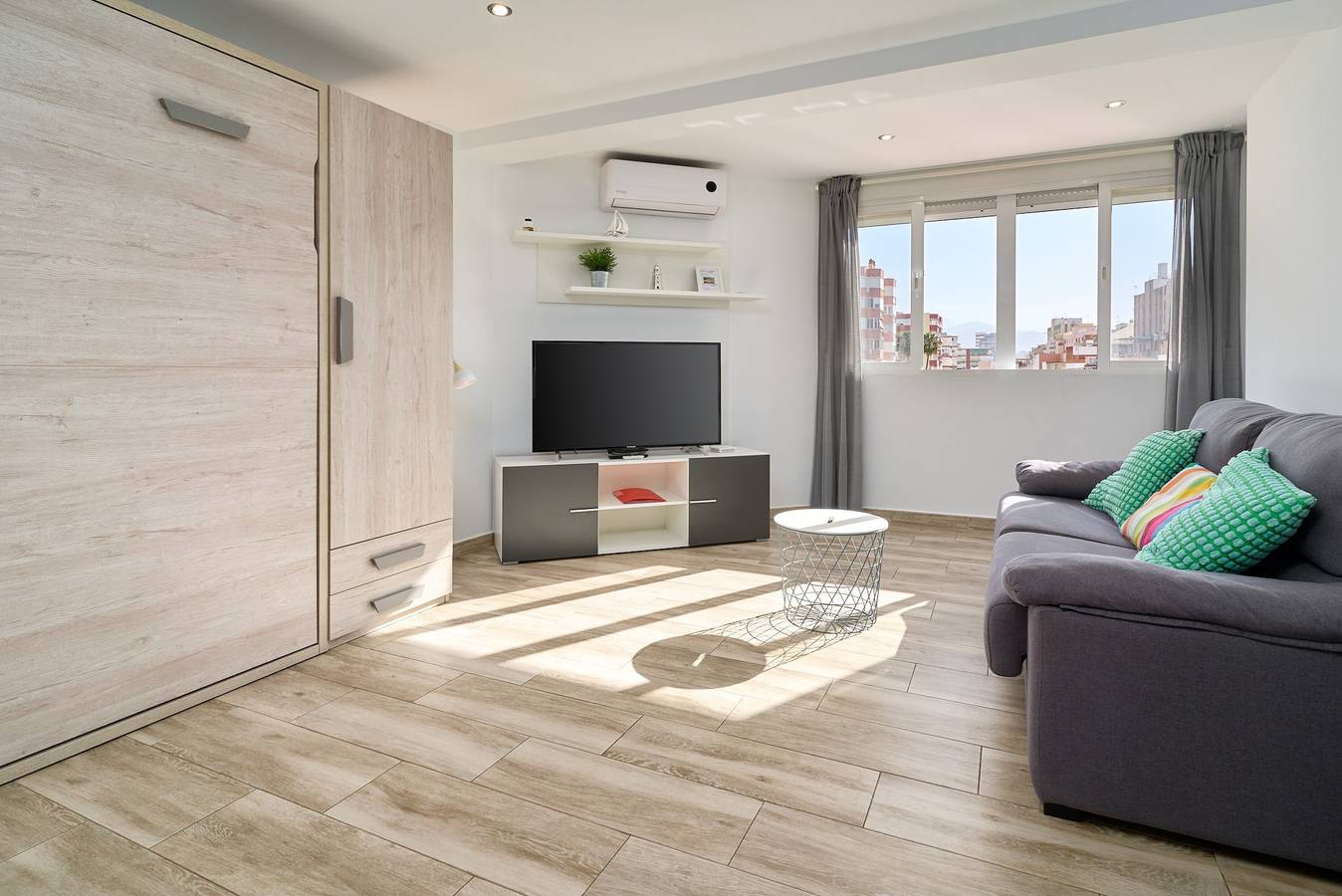 Studio entier, Studio « Plazamar Palace » avec piscine partagée, Wi-Fi et climatisation in Playa de Torre del Mar, Torre del Mar