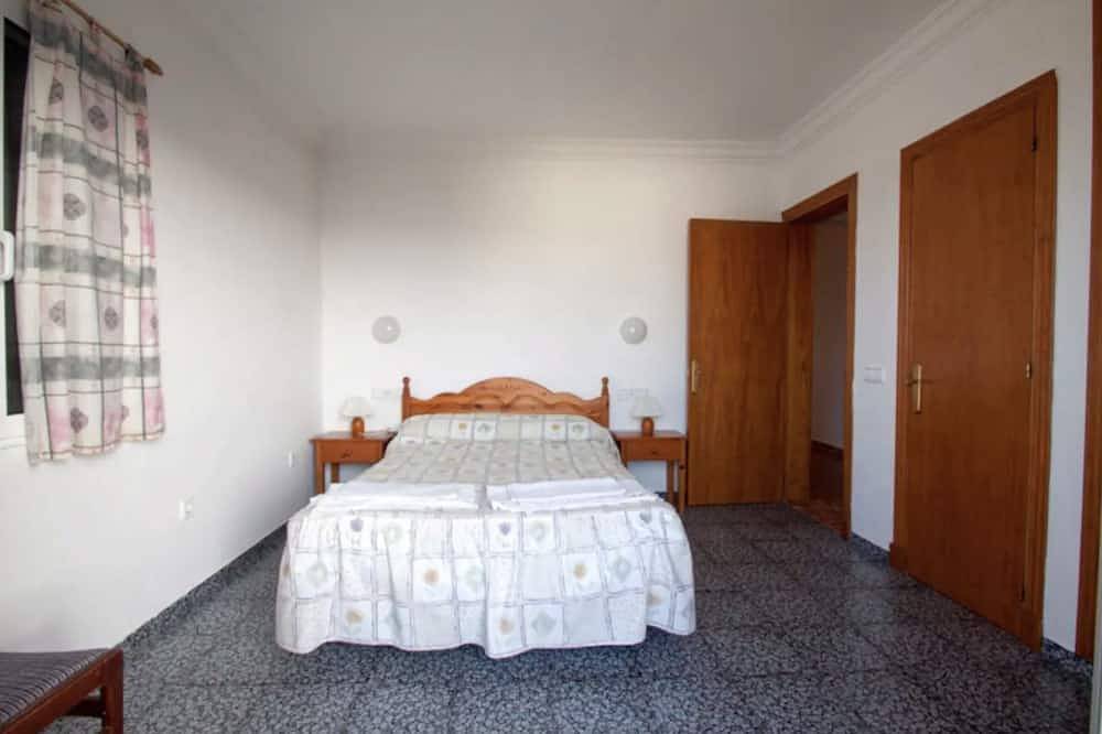 Gran Villa con vistas al mar, piscina y parking privados, capacidad 14 personas in Cala Morell, Ciudadela