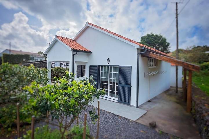 Location de vacances pour 3 personnes, avec jardin dans Capelo