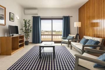 Villa for 4 Guests in Olhos de Água, Algarve, Picture 3
