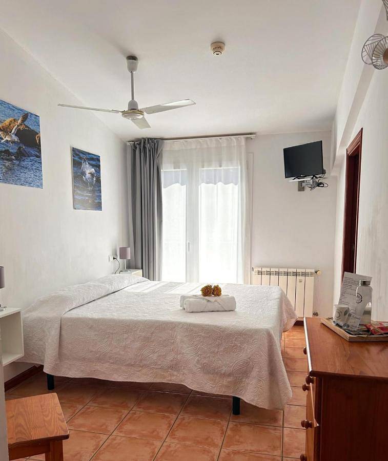 Double Room with Private Bathroom in Platja del Port d'Alguer (Cadaques), Cadaqués