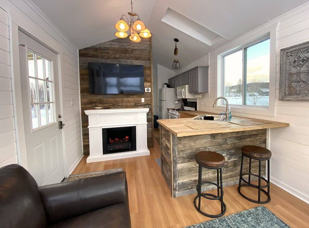 Cozy Lakeside Tiny Home, Near Skiing with hot breakfast, lunch included in Whitingham, Windham County