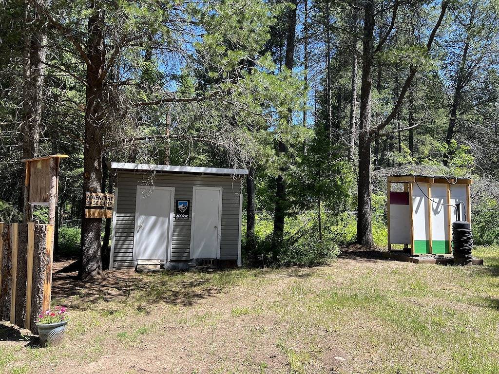Clean Room on the River in Hungry Horse, Flathead Nationalwald