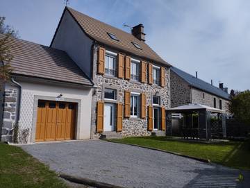 Gîte pour 8 personnes, avec jardin et terrasse, animaux acceptés à Albepierre-Bredons