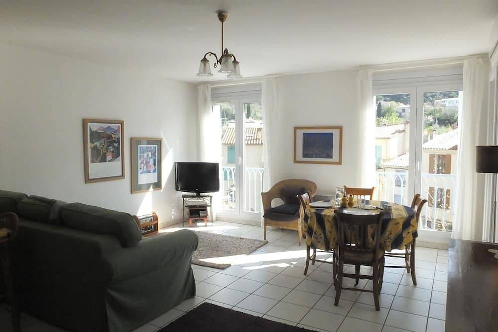 Entire apartment, Ceret Centre -Sun-Filled Apt, mountain views with A/C in Céret, Céret region