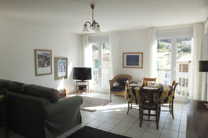 Ganze Wohnung, Sonnigen Apt, Centre Old Ceret, Spektakuläre Aussicht vom Balkon in Céret, Mittelmeerküste (Frankreich)