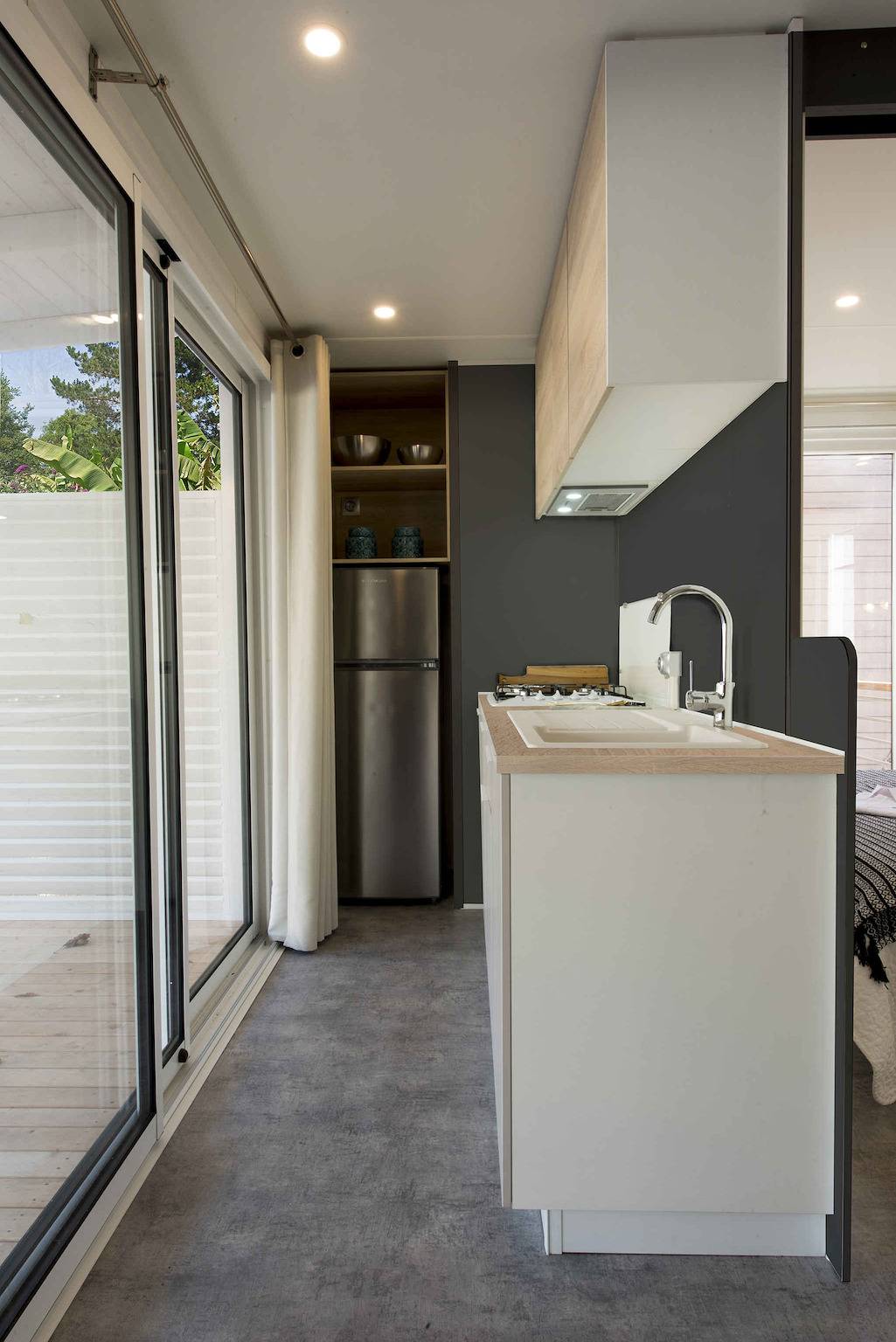 Mobile home with covered outdoor veranda  in Manerba del Garda, Garda Mountains