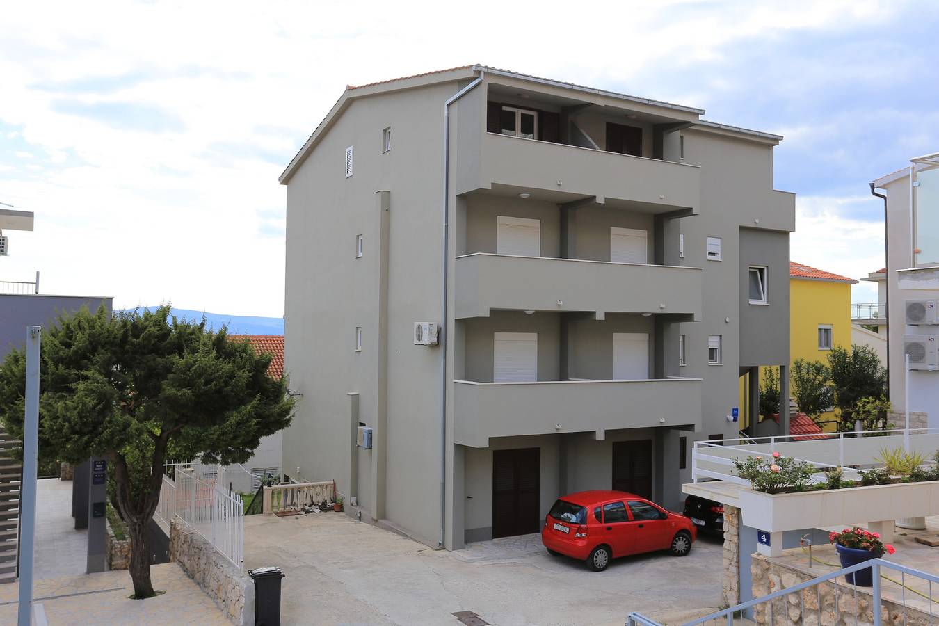 Ganze Wohnung, 1-Zimmer-Ferienwohnung mit Terrasse und Meerblick Nemira, Omis A-17039-c in Omiš (Kroatische Adria), Omis-Riviera