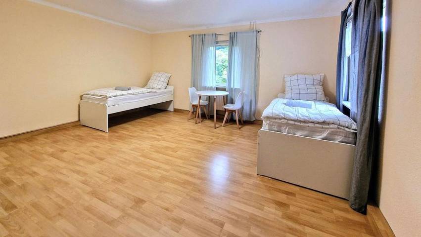 Ferienwohnung für 8 Personen, mit Balkon und Terrasse sowie Garten und Ausblick in Kürten