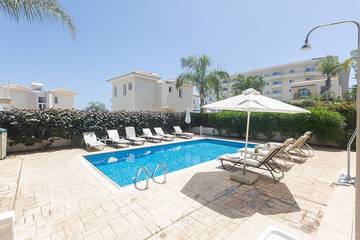 Vacation Rental for 10 Guests in Protaras, South Cyprus, Picture 2